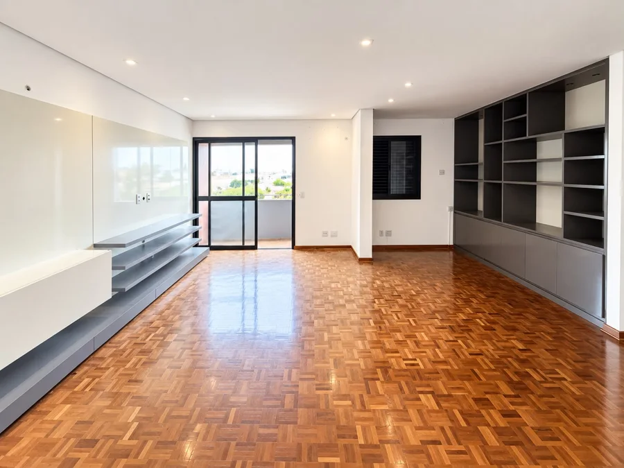 Sala ampliada do apartamento no Pantheon, com piso de madeira e varanda